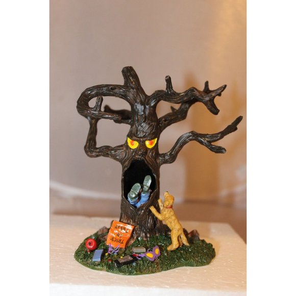 Lemax Spooky Town - Trick-Or-Treater Eating Tree - Picture 2 of 6
